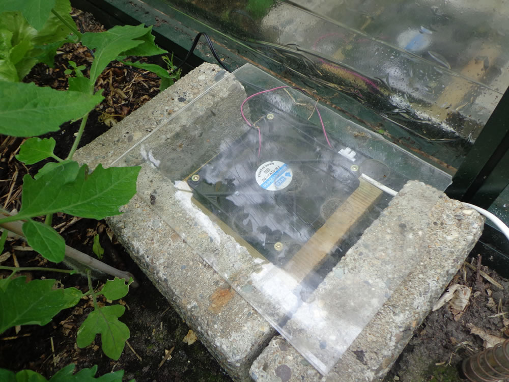 Fan met plastic plaatje tegen water beschermen